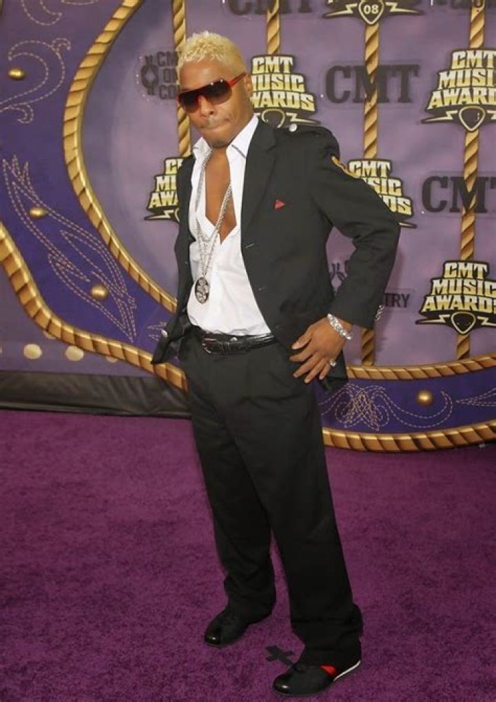 How Tall is Sisq&oacute;: Exploring the Height of the R&amp;B Legend